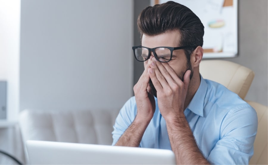 Persona trabajando cómodamente con buena iluminación